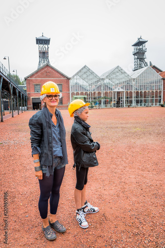 Femme et fillette devant les bâtiments du centre historique minier de Leward photo