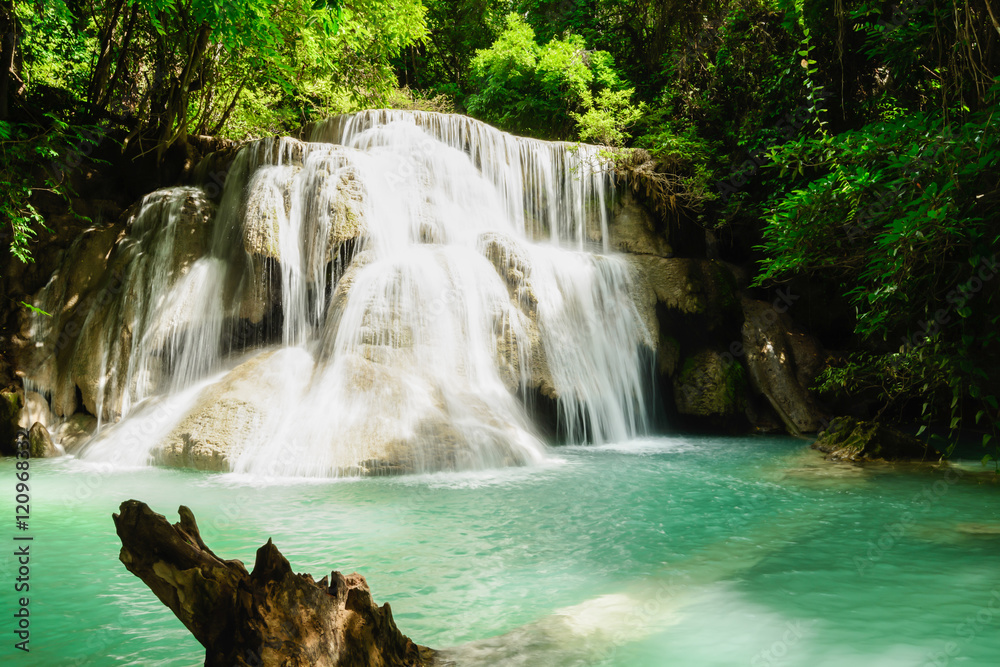 Fototapeta premium Huay Mae Kamin Waterfall