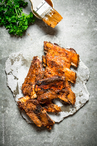 Pork ribs grilled with tomato sauce.