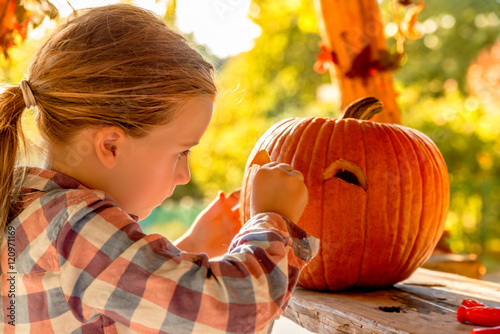 kind beim halloween kürbis