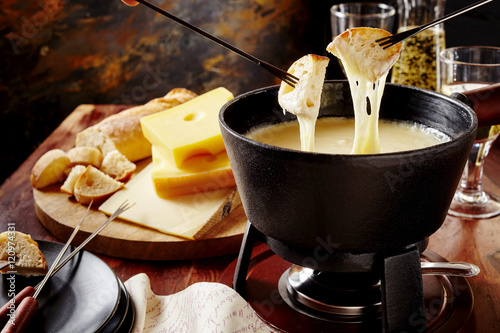 Canvas Print Gourmet Swiss fondue dinner on a winter evening
