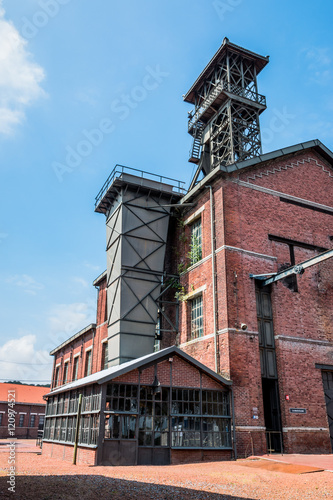 Fotografía Bâtiments et Chevalement de la mine de charbon