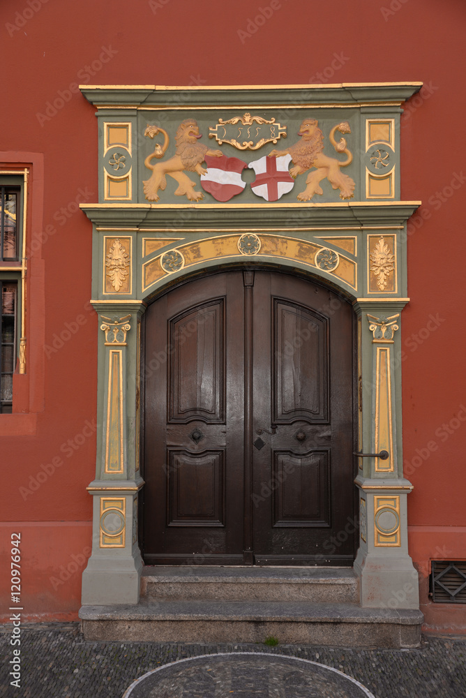 Tür am historischen Speicher in Freiburg