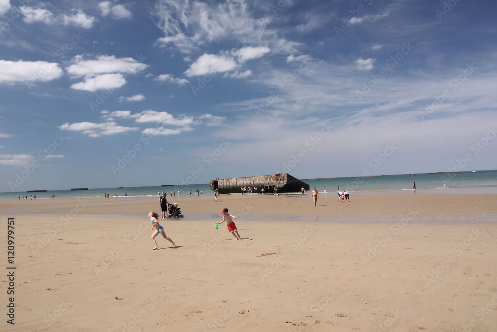 Jeux d'enfants sur la plage d'Arromanches