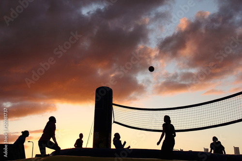 bossaball volleybal by sunset