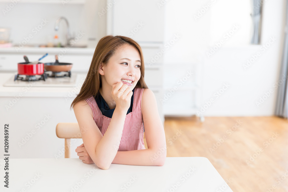エプロンをした女性 エプロンをした女性