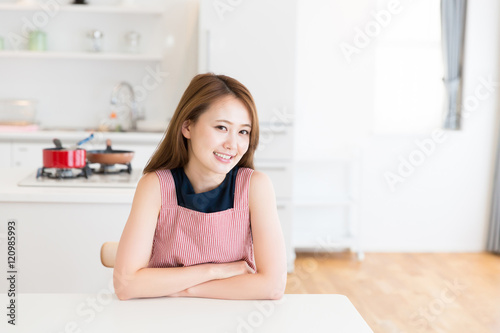 Free Download エプロンをした女性 - GFXLoad