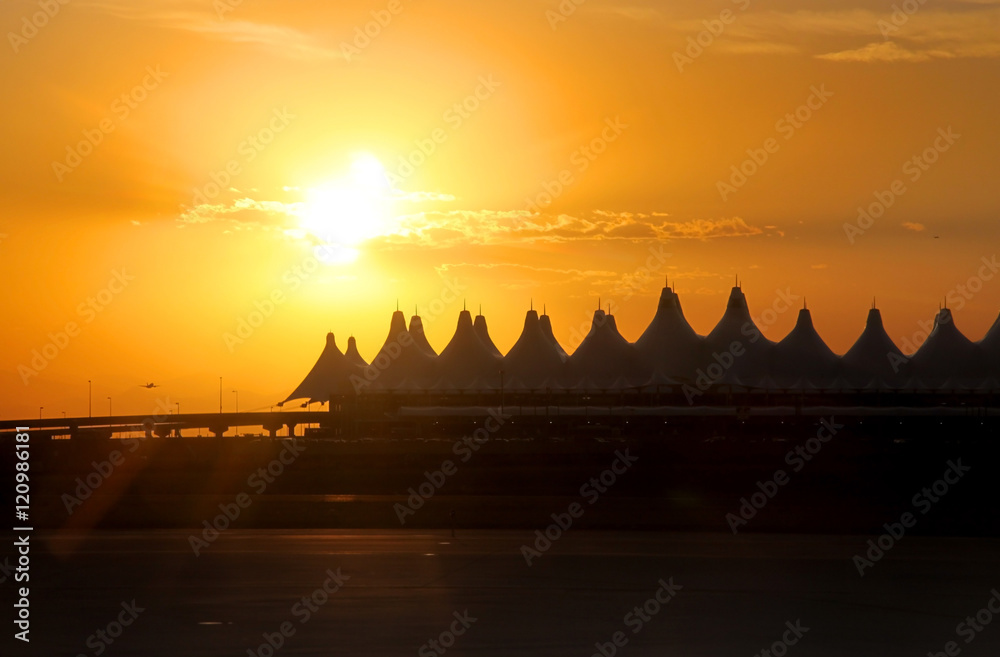 Naklejka premium Denver lotnisko przed słońce ustawić tło