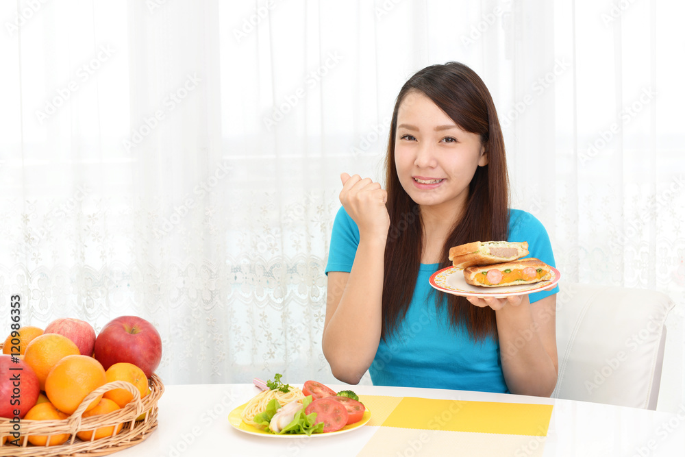 食事を楽しむ女性