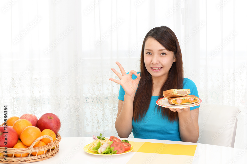 食事を楽しむ女性 食事を楽しむ女性
