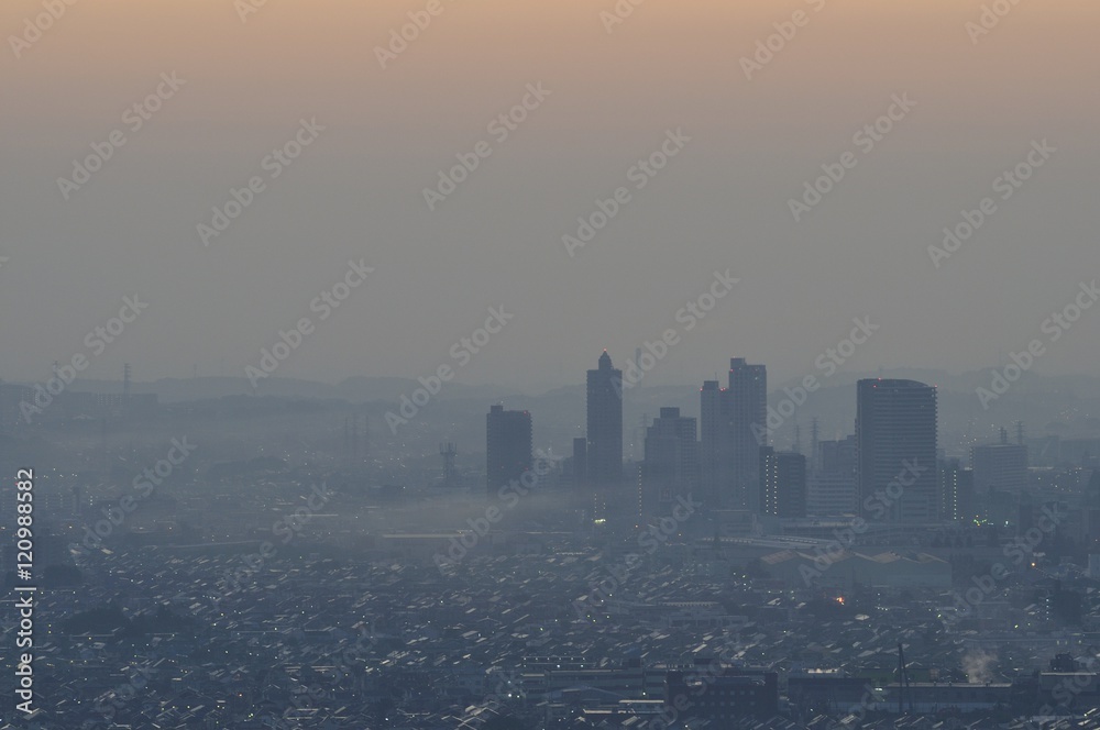 Fototapeta premium 朝靄のビル群