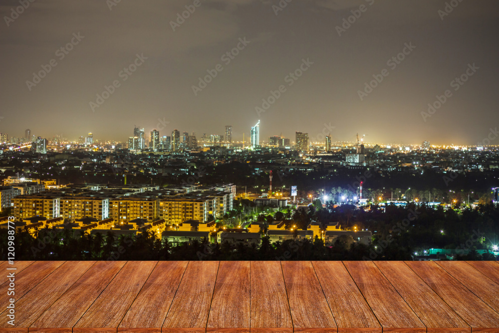 Empty wooden table over cityscape for your product display monta - obrazy, fototapety, plakaty 