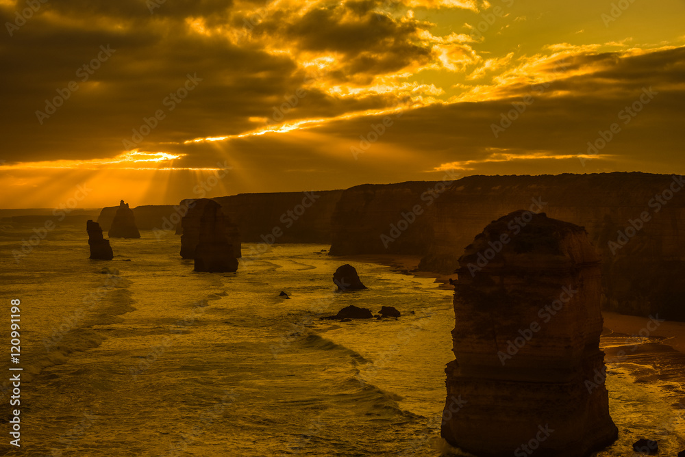 夕日に照らされるオーストラリア・グレートオーシャンロードの十二使徒