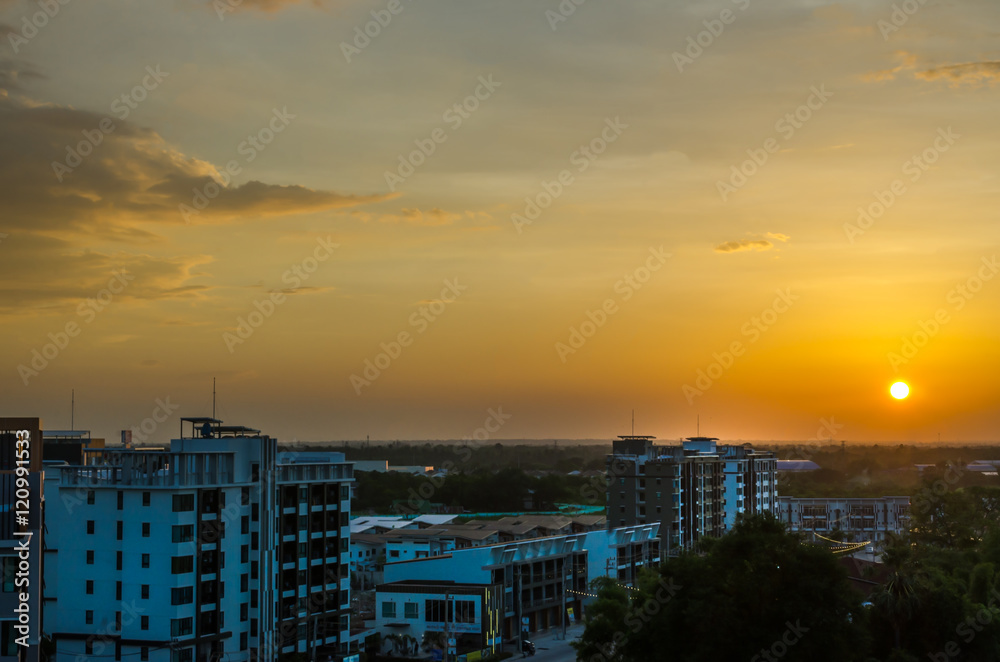 Obraz premium Unique view of East River skyline with sun reflecting off buildings.