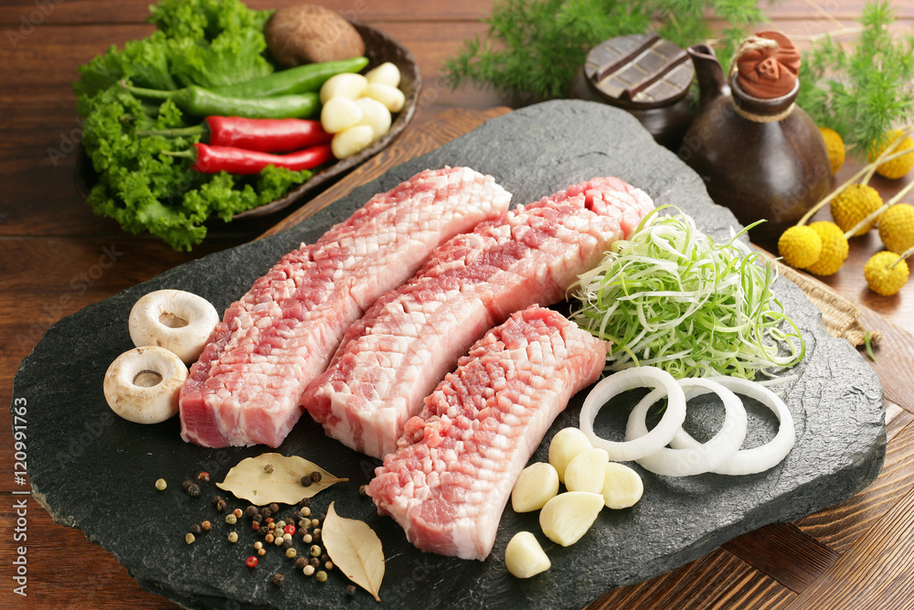 Bake the pork packed in a honeycomb feel a deep taste of pork. Bake the pork packed in a honeycomb feel a deep taste of pork.