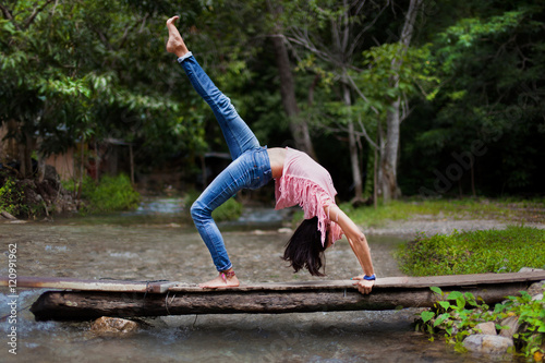 Frau macht eine Turnübung, Yoga photo