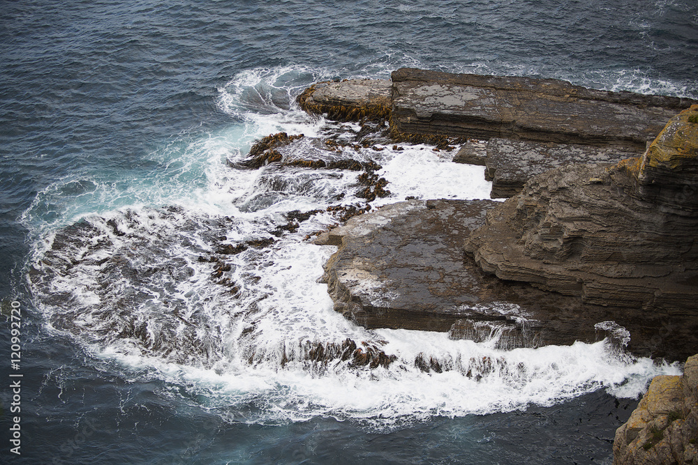 Waves crashing on Rocks Waves crashing on Rocks