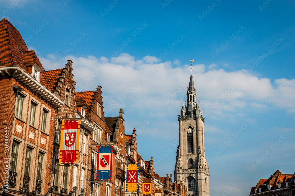 Le beffroi de Tournai et la Grand-place