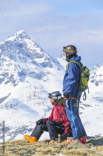 Freeskier genießen die Bergwelt in den italiensichen Alpen