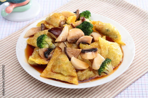 Fried Beoseottang can ravioli with mushroom and broccoli on whit