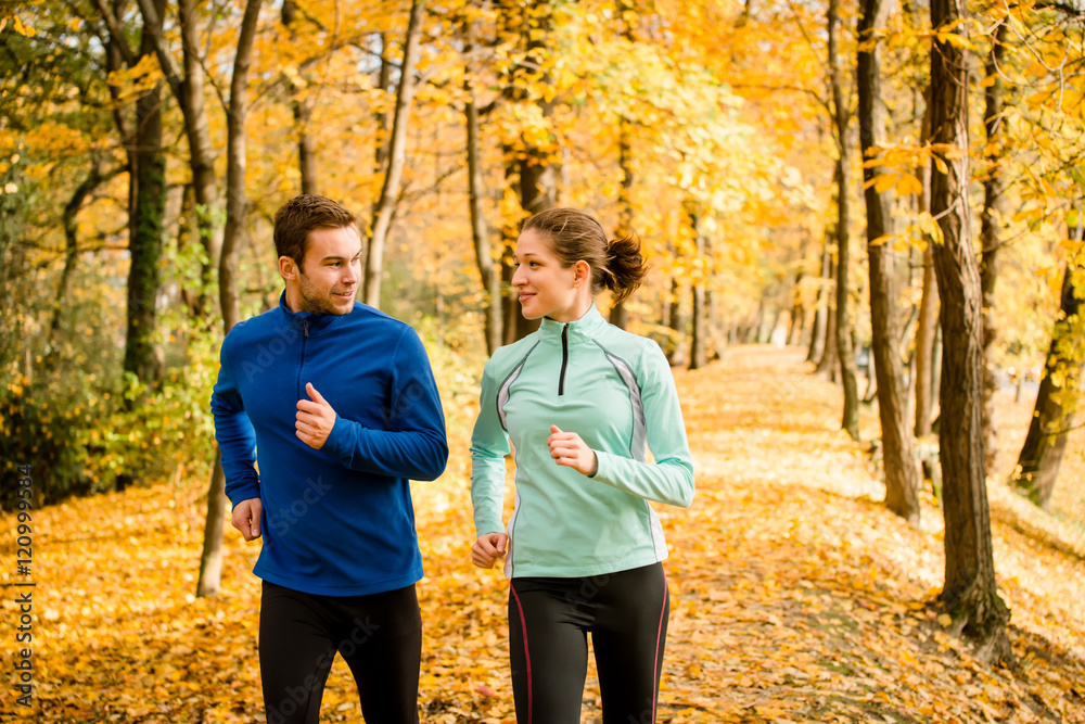 © Martinan - Friends jogging together in nature © Martinan - Friends jogging together in nature