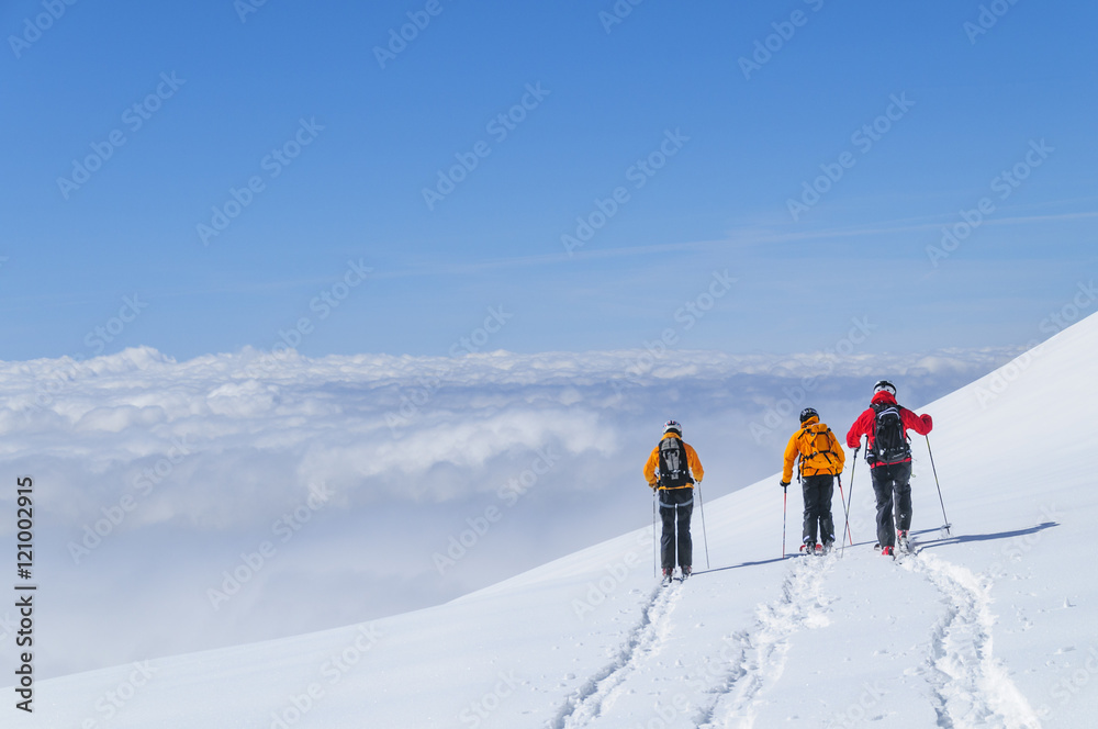 einsame Skifahrer hoch über dem Wolkenmeer