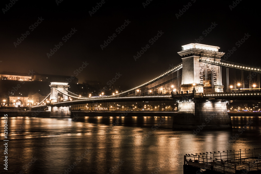 Chains Bridge in Budapest at night