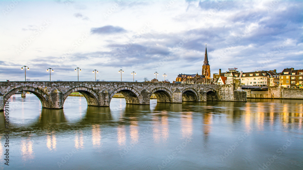 Fototapeta premium オランダ マーストリヒトの聖セルファース橋