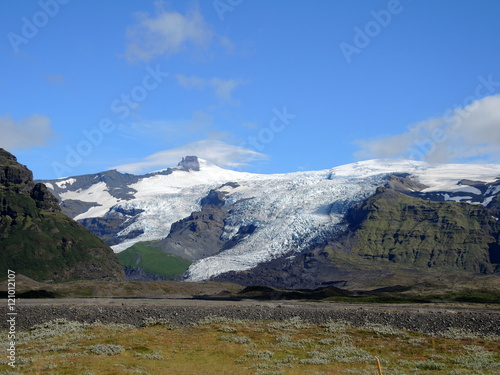 Glacier d'Islande sous ciel bleu