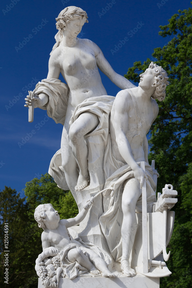 Fototapeta premium Statuen aus Stein in einem Park