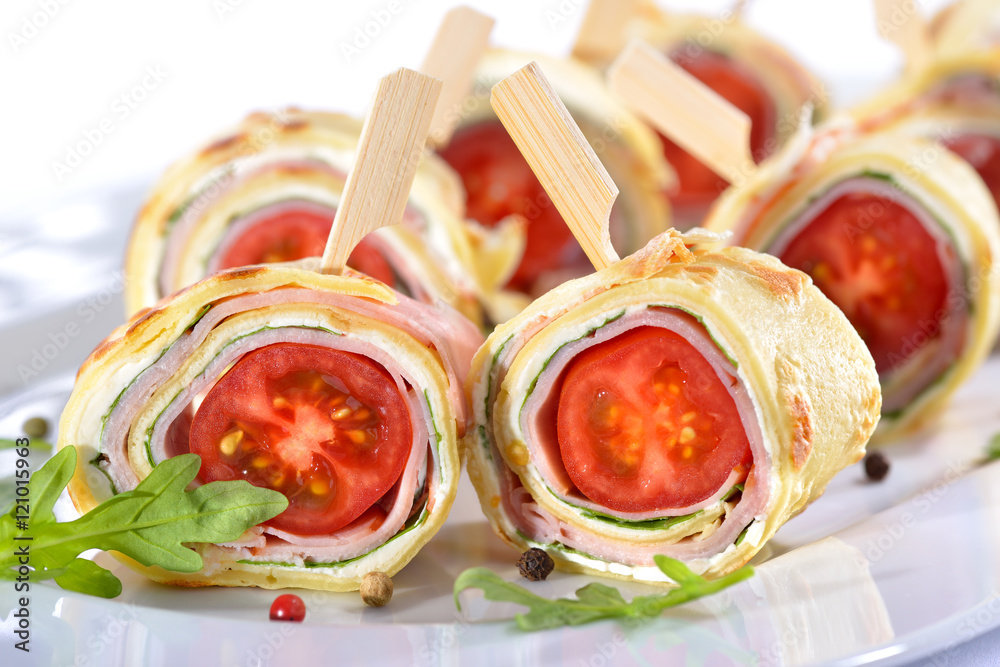 Wunschmotiv: Leckere Crepes-Röllchen mit Schinken, Käse, Rucola und Tomate - Delicious finger food: