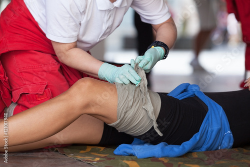 First aid training. Leg injury.