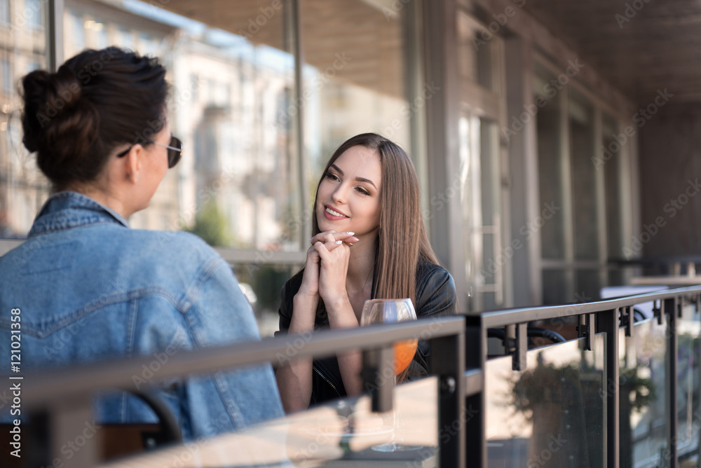 Fototapeta premium two girls relaxing outside of a cafe