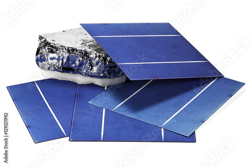 Solarzellen mit einem Stück polykristallinem Silizium isoliert auf weißem Hintergrund photo
