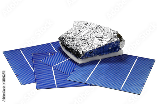 Solarzellen mit einem Stück polykristallinem Silizium isoliert auf weißem Hintergrund photo