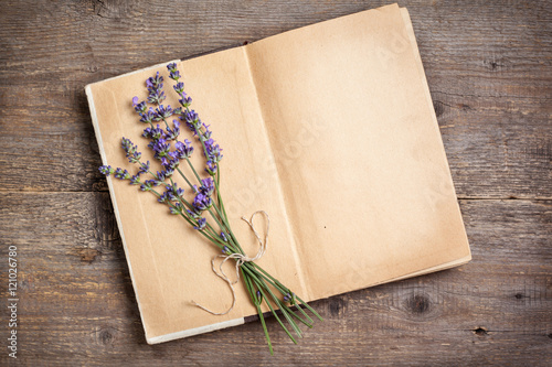 Fototapeta Naklejka Na Ścianę i Meble -  l bouquet of lavender on an old book
