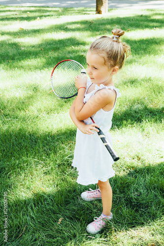девочка с теннисной ракеткой