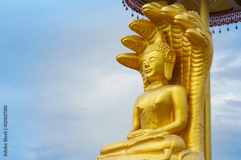 Fototapeta premium Gold buddha monument