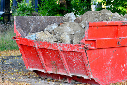 Mulde mit Bauschutt am Friedhof