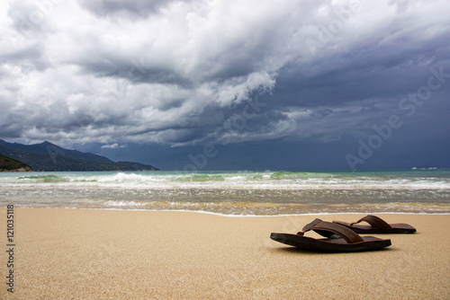 Einsame Sandalen am Meer