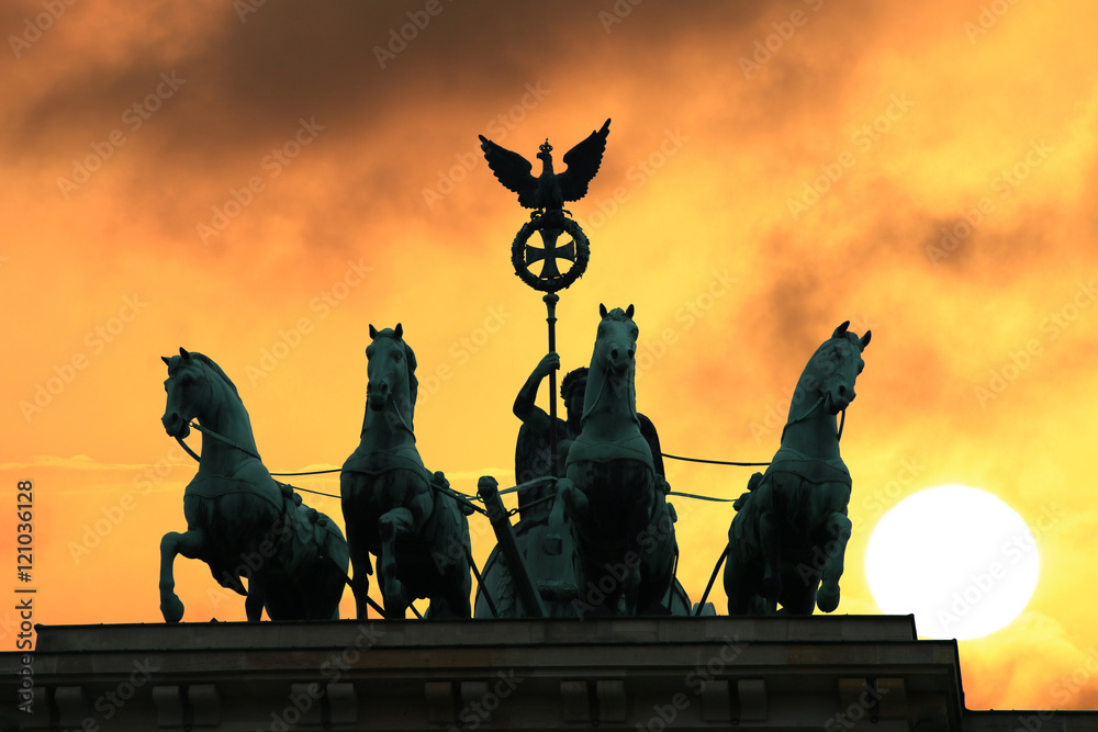 Obraz premium Brandenburger Tor mit Quadriga in Berlin