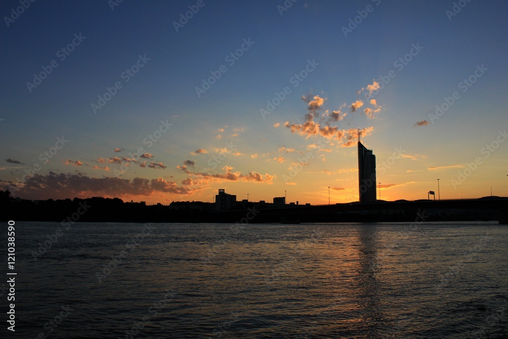 Millennium-Tower im Sonnenuntergang. Aufnahme im Juli 2016.