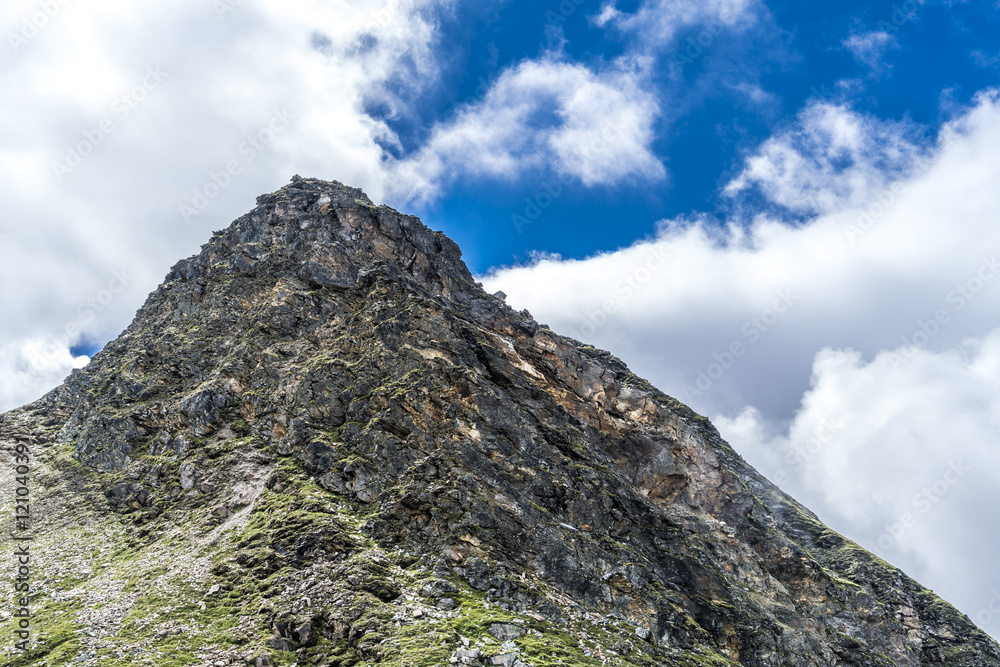 Gipfel in den Hochalpen in Kärnten Österreich unter weiß-blauem Himmel