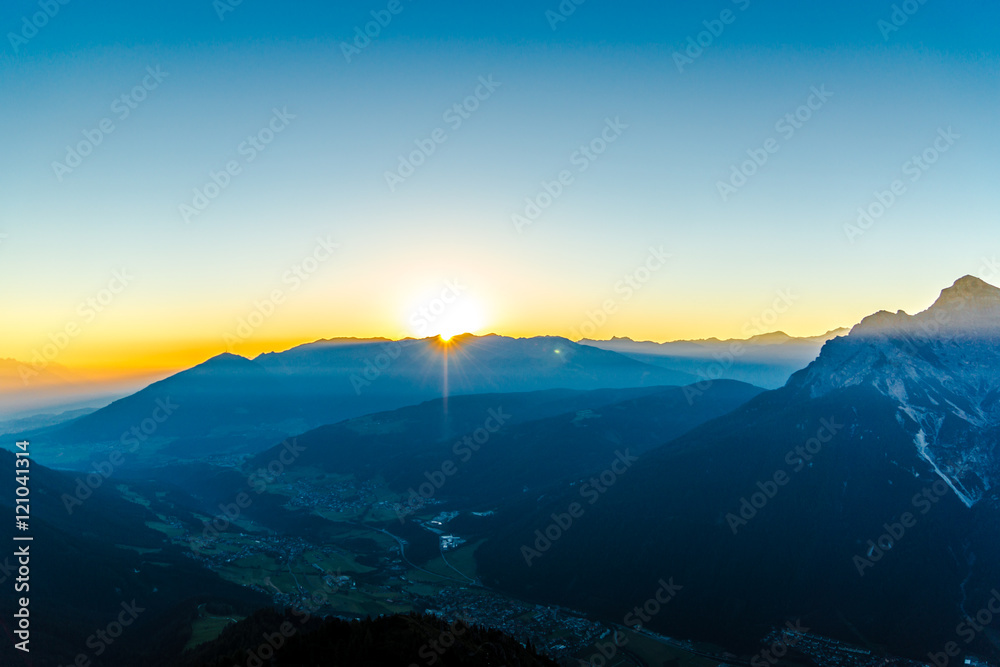 Obraz premium Sonnenaufgang am Berg
