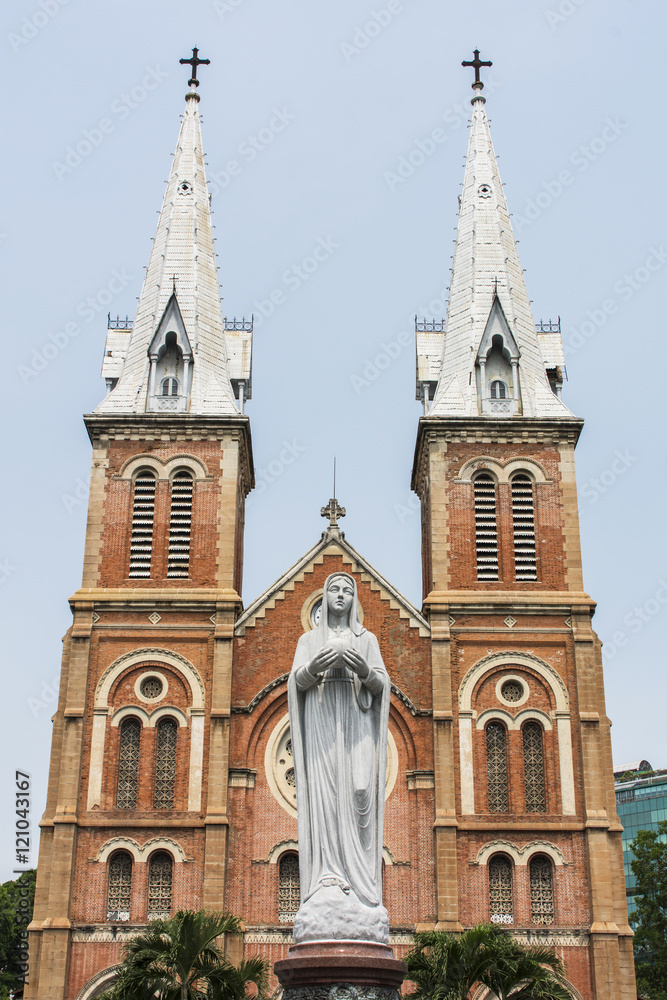 Ho-Chi-Minh-Stadt, Kathedrale mit Statue.