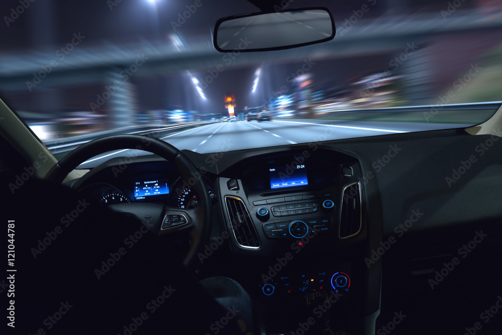 Auto fährt bei Nacht durch eine Stadt Auto fährt bei Nacht durch eine Stadt