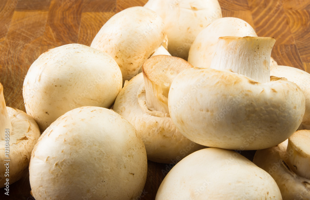 champignons on wooden background