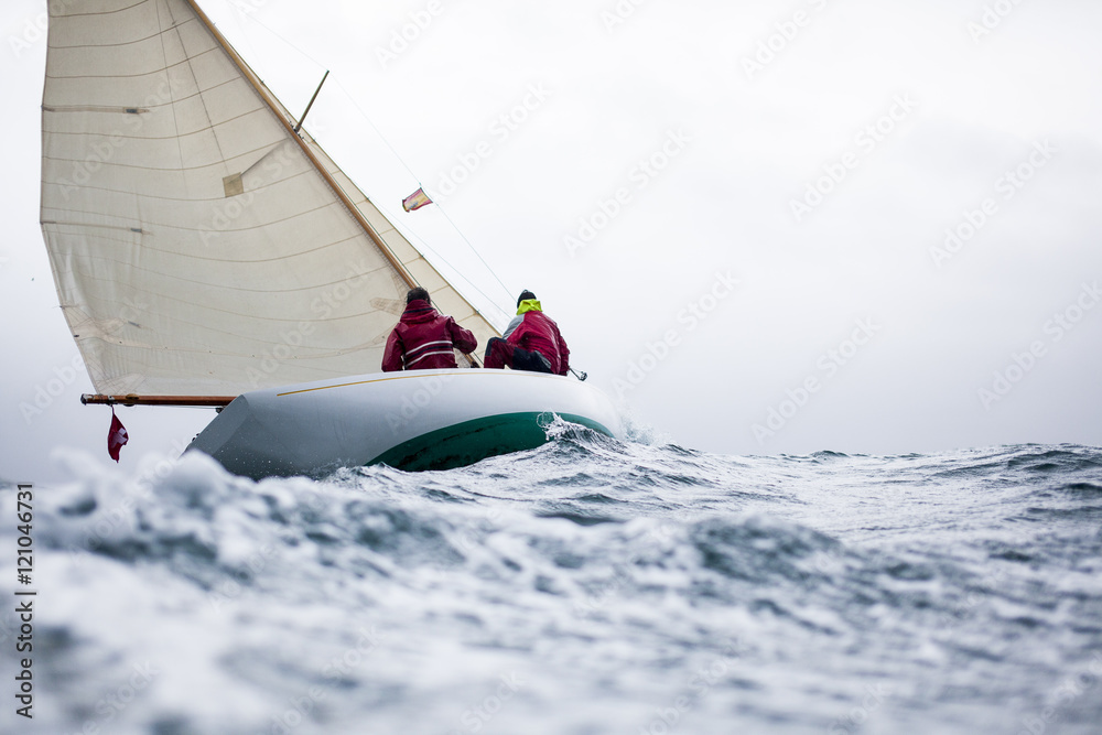Fototapeta premium Klassische Segelyacht im Sturm