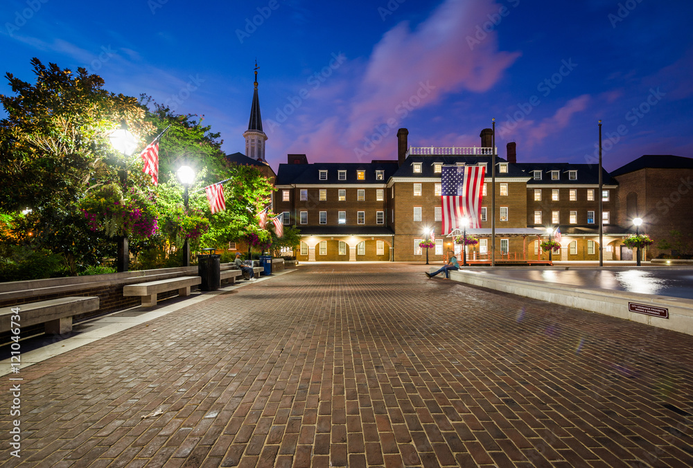 Naklejka premium Market Square and City Hall at night, in Old Town, Alexandria, V