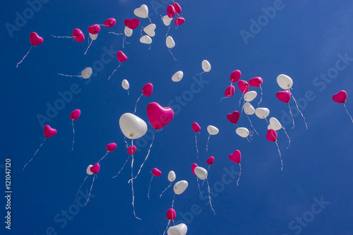 Mit Helium gefüllte Luftballon steigen in den Himmel auf